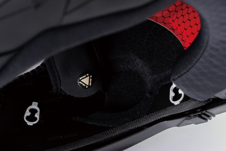 スピーカーホール